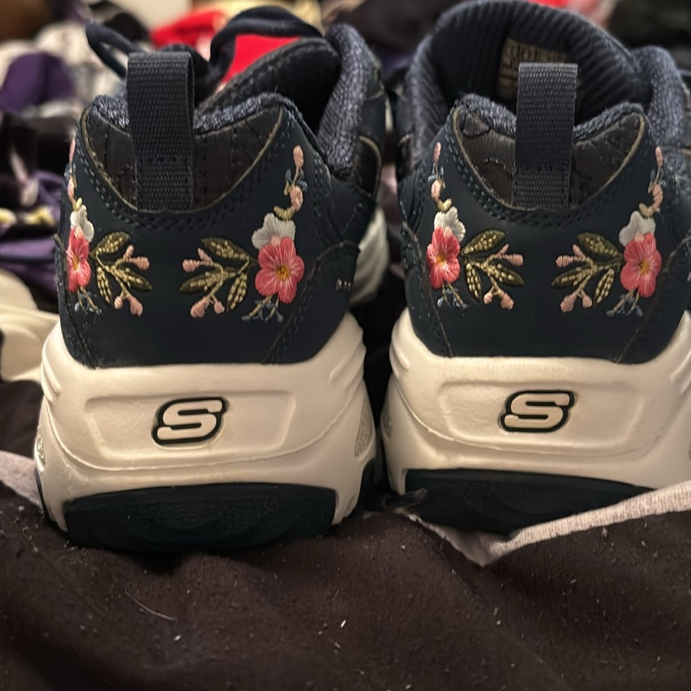 Skechers D’lites w/ Air-Cooled Memory Foam. - Picture 5 of 6